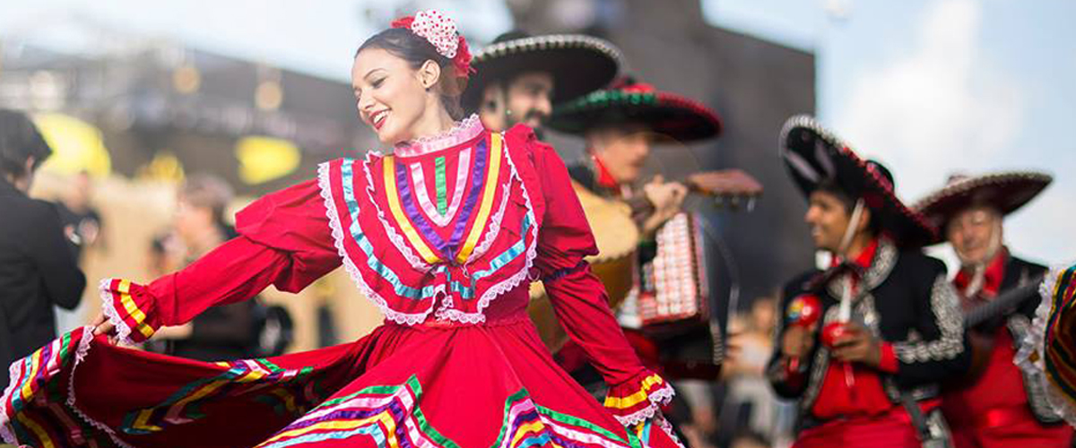 Zangers in Jalisco kleding